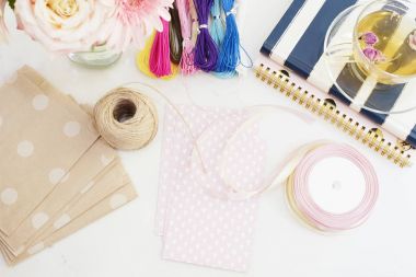 El yapımı, craft kavramı. Dize bilezik ve el yapımı Ürünler yapmak için malzemeleri ambalaj - sicim, şerit. Kadınsı işyeri kavramı. Serbest moda kadınlık çalışma alanı ile düz yatıyordu tarzında 