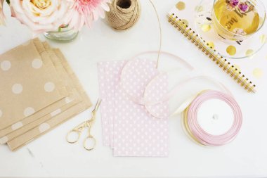 El yapımı, craft kavramı. El yapımı ürünler için ambalaj - sicim, kurdeleler. Kadınsı işyeri kavramı. Serbest moda kadınlık çalışma alanında düz yatıyordu tarzı çiçek, gül çay, dizüstü bilgisayarlar ile 