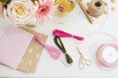 El yapımı, craft kavramı. Dize bilezik ve el yapımı Ürünler yapmak için malzemeleri ambalaj - sicim, şerit. Kadınsı işyeri kavramı. Serbest moda kadınlık çalışma alanı ile düz yatıyordu tarzında 
