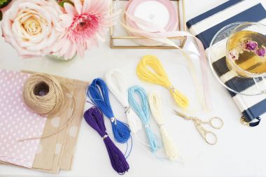 El yapımı, craft kavramı. Dize bilezik ve el yapımı Ürünler yapmak için malzemeleri ambalaj - sicim, şerit. Kadınsı işyeri kavramı. Serbest moda kadınlık çalışma alanı ile düz yatıyordu tarzında 