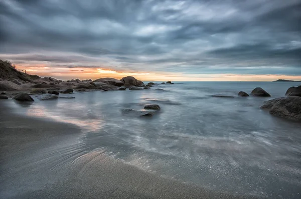 Havet sunrise. Seascape före soluppgången molnigt på morgonen. Vacker naturlig marinmålning, blå timme. Rocky sunrise. Havet soluppgången vid Svarta havets kust nära Atia, Chernomoretz — Stockfoto