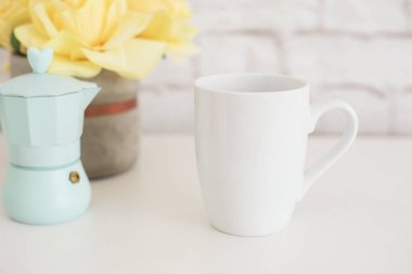 Kupa Mockup. Kahve fincanı şablonu. Kahve kupa baskı tasarım şablonu. Beyaz kupa Mockup. Boş kupa. Hisse senedi Ürün resmi tarz. Tarz stok fotoğraf beyaz kahve fincanı ve gül çiçek