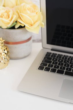 Kadınsı işyeri kavramı. Laptop, çiçek, altın ananas ile serbest çalışma alanı. Blogger çalışma. Parlak, sarı ve altın. Dikey Styled stok fotoğraf