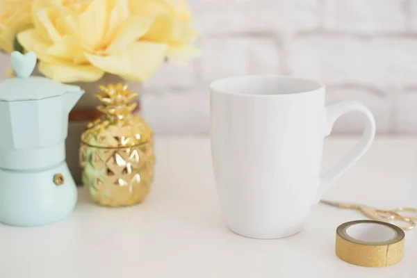 Mug Mockup. Modelo da taça de café. Caneca de café impressão modelo de design. Mockup de caneca branca. Caneca em branco. Imagem de produto de estoque estilo. Fotografia de estoque estilo copo de café branco e flor de rosa — Fotografia de Stock