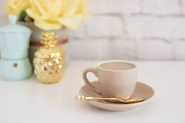 Feminines Arbeitsplatzkonzept. freiberufliche Mode komfortable Weiblichkeit Arbeitsplatz mit Kaffee, Blumen, goldene Ananas, Kaffeemaschine auf weißem Hintergrund. blassblau, gelb und gold — Stockfoto