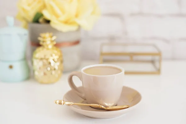 Feminines Arbeitsplatzkonzept. freiberufliche Mode komfortable Weiblichkeit Arbeitsplatz mit Kaffee, Blumen, goldene Ananas, Kaffeemaschine auf weißem Hintergrund. blassblau, gelb und gold — Stockfoto