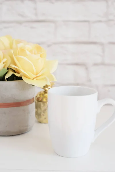 Mockup taza. Plantilla de taza de café. Taza de café plantilla de diseño de impresión. Burla de Taza Blanca. Imagen del producto de taza en blanco. Estilo Stock Fotografía Copa de café blanco y flor de rosa — Foto de Stock