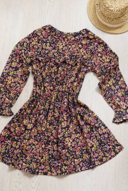 Çiçek elbise ve hasır şapka. Kız için sonbahar giyimleri kümesi