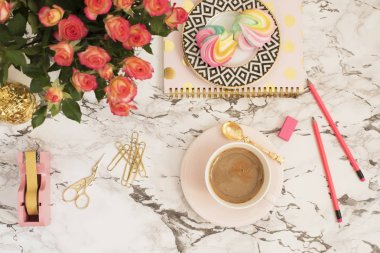 Kadınsı işyeri kavramı. Serbest çalışma alanında kahve, çiçek, altın ananas, defter ve ataç beyaz mermer zemin üzerinde yatıyordu düz stil. Üstten Görünüm, parlak, pembe ve altın