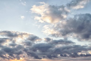 Güzel bulutlu gökyüzü. Gün doğumu zamanında renkli gökyüzü