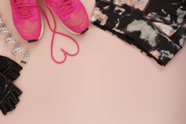 Moda Trendy eğitmenler kalp ile. Aşk, Hipster küme. Kadın spor ayakkabı, spor ayakkabı, metre ve eğitim eldiven düz yatıyordu tarzı, en iyi görünüm. Fitness kavramı, aktif yaşam tarzı, vücut bakım kavramı