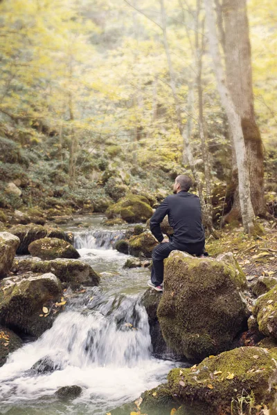 Joven Sentado Cerca Pequeña Cascada Bosque — Foto de Stock
