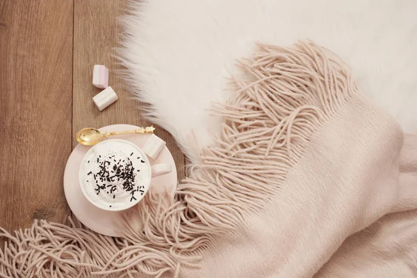 Manhãs Inverno Aconchegantes Cappuccino Lenço Quente Tapete Pele Branca Chão — Fotografia de Stock