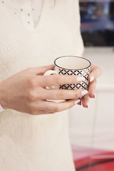 Frau Mit Weißem Pullover Und Schöner Maniküre Mit Heißem Kaffee — Stockfoto