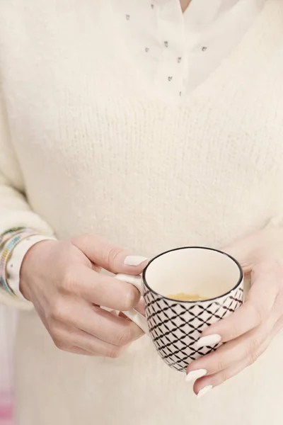 Frau Mit Weißem Pullover Und Schöner Maniküre Mit Heißem Kaffee — Stockfoto