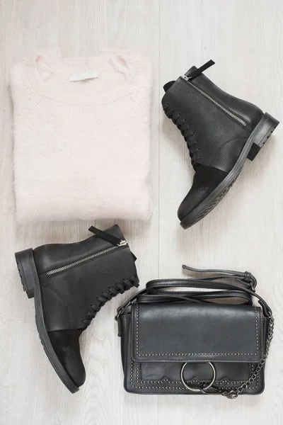 Kvinder Trendy Mode Tøj Collage Med Sweater Støvler Taske Flad - Stock-foto