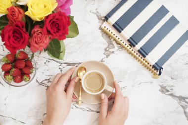 Kadınsı işyeri kavramı. Bir fincan kahve holding kadınlar eller