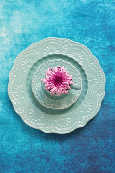 Set Von Dekorativen Porzellangeschirr Und Lila Blume — Stockfoto
