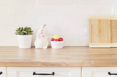 Paskalya Yumurtaları, Tavşan, Kesme Tahtaları, Mutfak Tezgahında Sulu. Beyaz dolaplı, parlak ve temiz kırsal mutfak, yakın çekim. Modern Mutfak İçi Mutfak Malzemeleri. Beyaz Döşemeler Arkaplanı