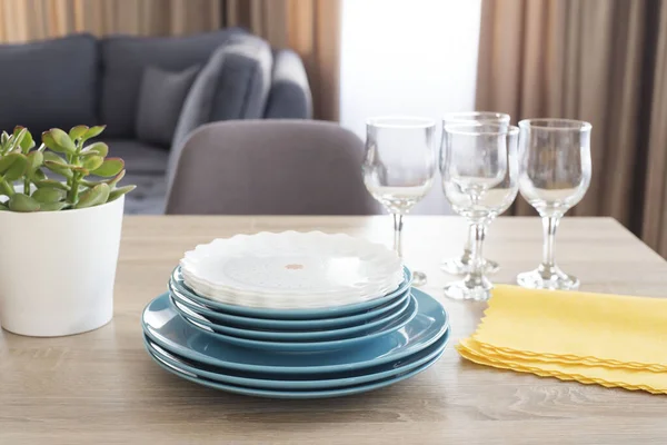 Sauberes Geschirr Auf Dem Tisch Auf Einem Holztisch Der Küche — Stockfoto