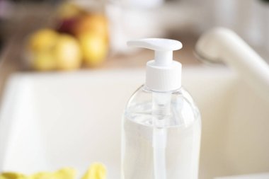 Mutfak lavabosundaki sabun, Corona Virüsü Önleme. Koronavirüsü yaymayı durdurmak için hijyen