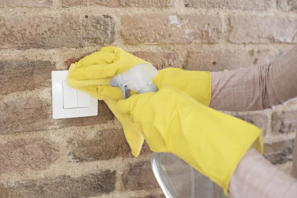 Koruyucu Eldivenli Bir Kadın Evde Temizlik Yaparken Kapı Anahtarlarını Dezenfekte — Stok fotoğraf