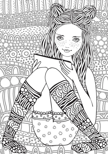 девушка сидит и с помощью планшета
