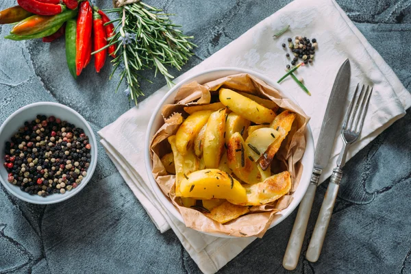 Grilled potatoes with rosemary — Stock Photo, Image