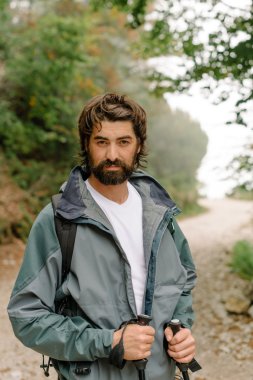 Uzun yürüyüşe çıkan kimse genç sakallı