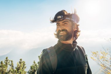 Uzun yürüyüşe çıkan kimse genç sakallı