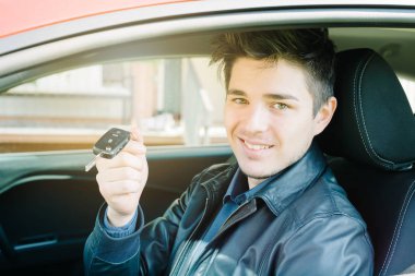 Sürücü gösteren anahtar araba