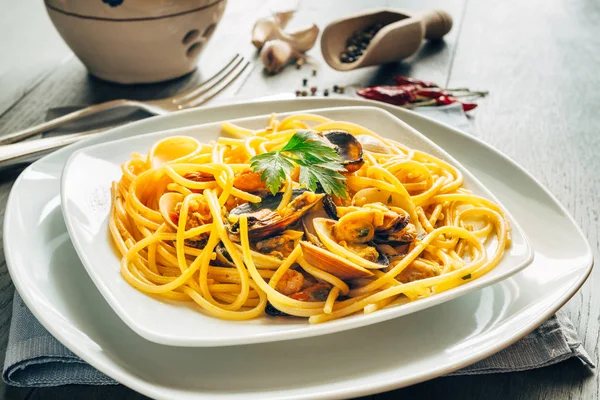 Spaghetti ai frutti di mare in piatto — Foto Stock