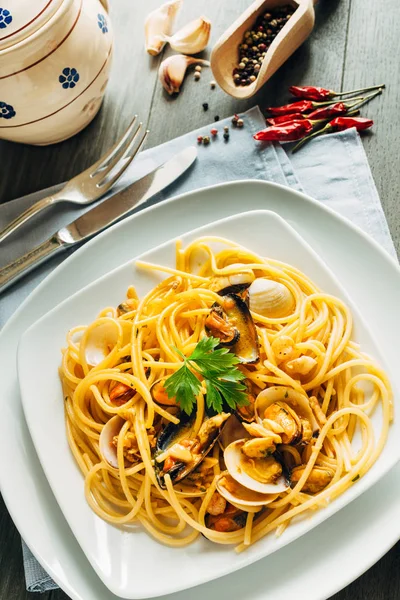 Espaguetis con mariscos en plato — Foto de Stock