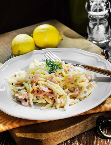 Pasta con nata y salmón ahumado — Foto de Stock