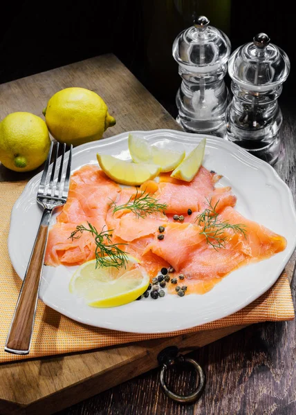 Salmone affumicato in piatto — Foto Stock