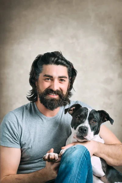 Barbudo hombre con perro —  Fotos de Stock