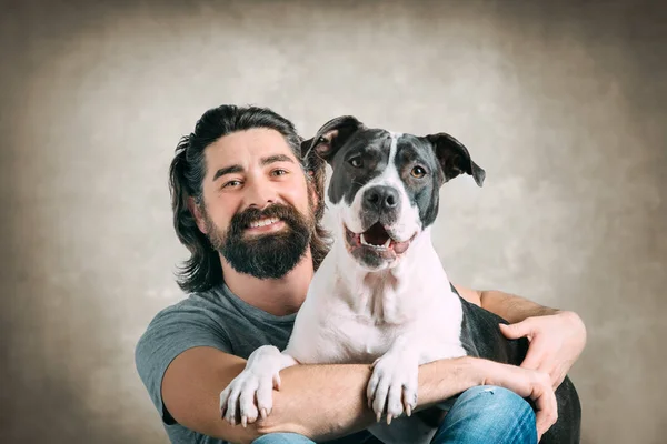 Homme barbu avec chien — Photo