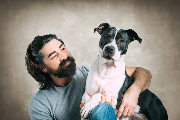 Homem barbudo com cão — Fotografia de Stock