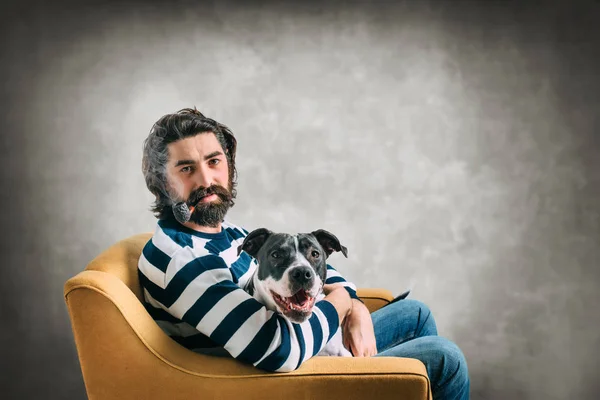 Barbudo hombre con perro —  Fotos de Stock