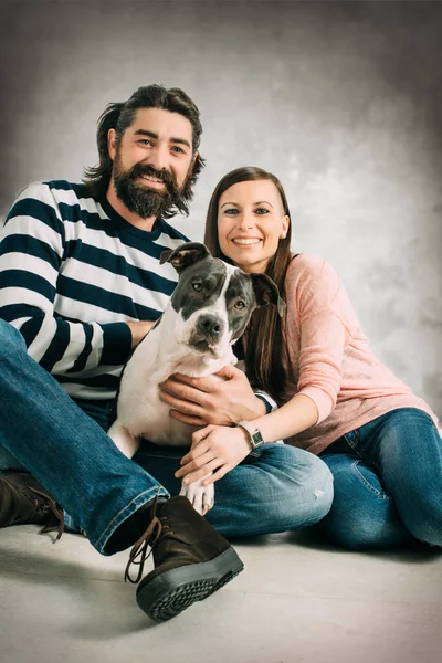 Casal jovem posando com cão — Fotografia de Stock