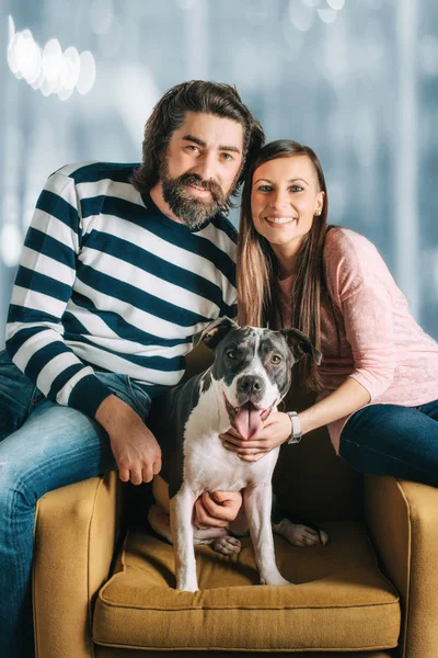 Casal jovem posando com cão — Fotografia de Stock