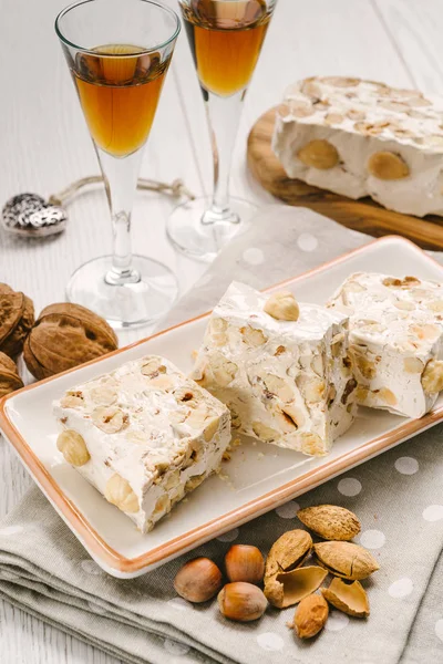 Nougat mit Honig und Haselnüssen — Stockfoto