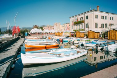 Teknelerden ve balıkçı tekneleri
