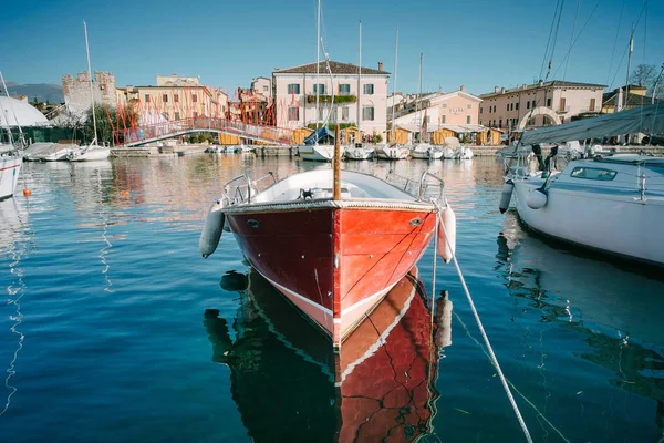 Fiskebåt ved Porto di Bardolin – stockfoto