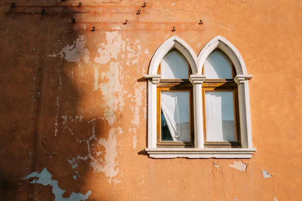 古い家の式窓 — ストック写真