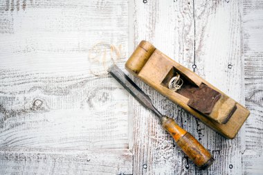 Ahşap arka plan üzerinde marangoz araçları