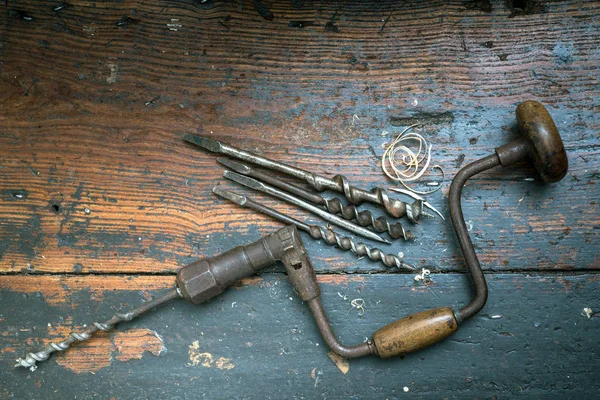 Outils menuisiers sur fond bois — Photo