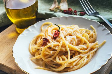 Beyaz tabakta spagetti.