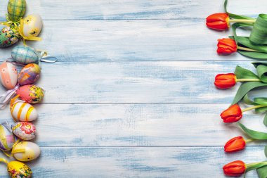 kırmızı lale ve Paskalya yumurtaları