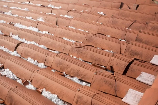 Damaged roof tiles — Stock Photo, Image